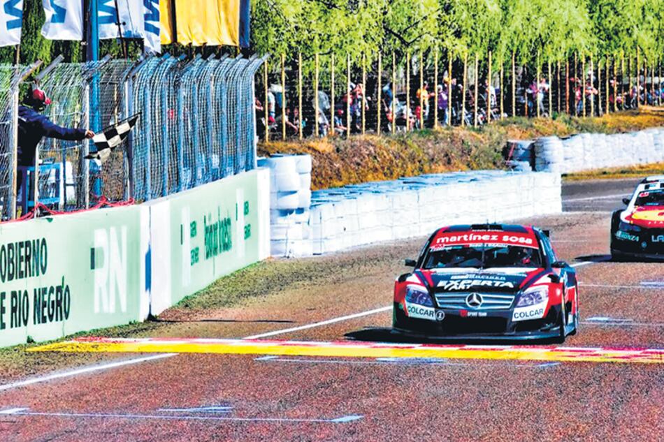 n Bandera a cuadros para el Mercedes de Agustín Canapino en el autódromo de General Roca.