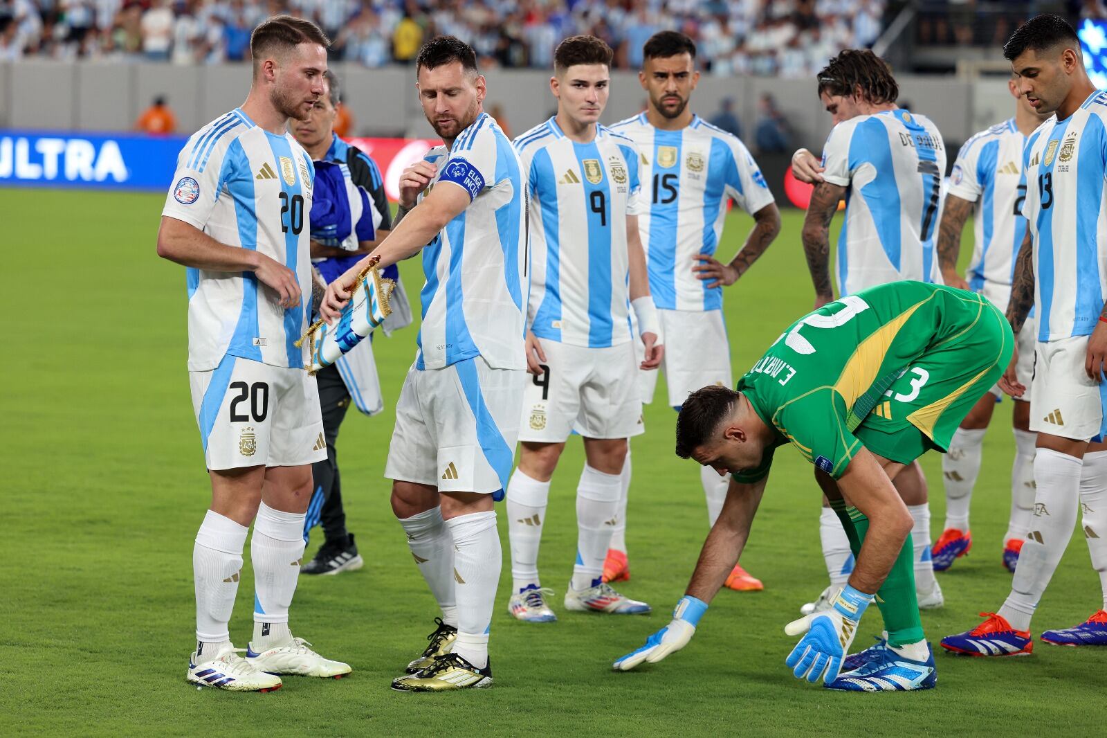 El Dibu toca el césped del estadio de New Jersey, donde Argentina le ganó a Chile