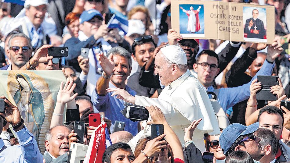 La ceremonia de ayer en la plaza de San Pedro fue multitudinaria.