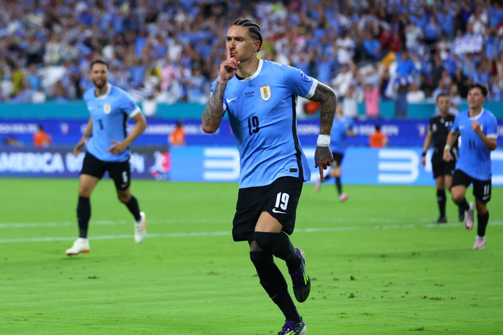 Darwin Núñez falló varias chances hasta que logró su gol