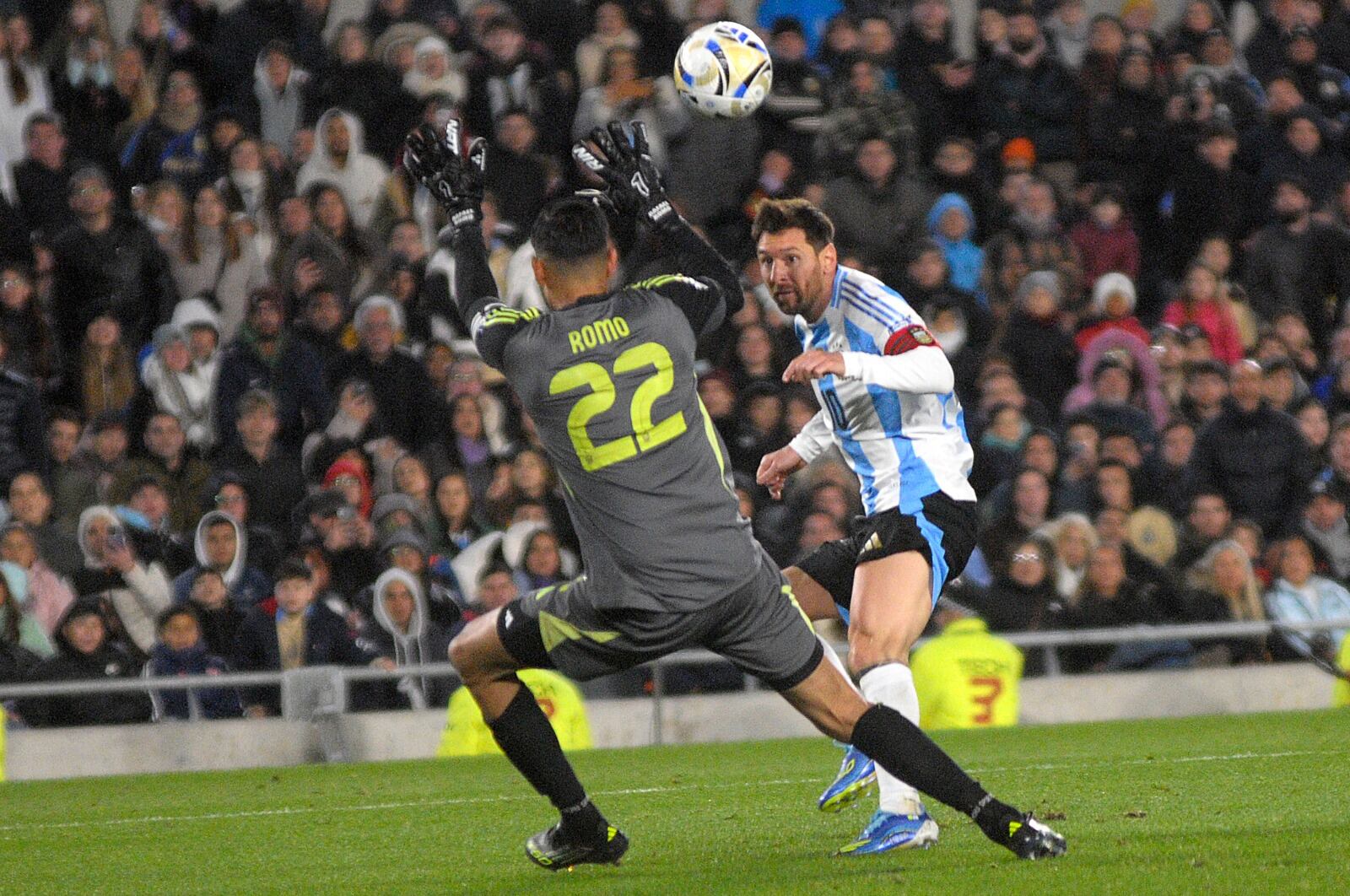 Messi define a lo grande por arriba de Romo. Era su tercero y se llevaba la pelota, pero fue anulado.