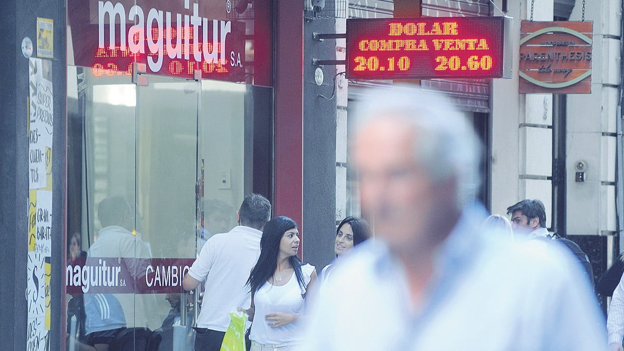 El dólar al público cerró a 20,55 pesos después de tocar los 20,66 por la mañana.