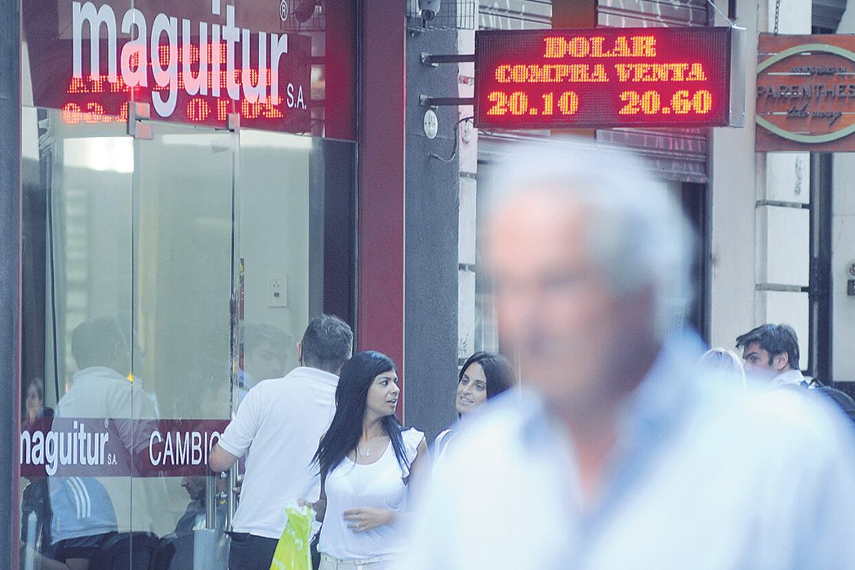 El dólar al público cerró a 20,55 pesos después de tocar los 20,66 por la mañana.