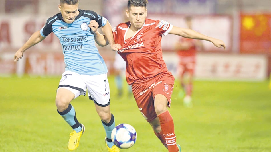 Villalba quiere llevarse el balón ante Guidara.