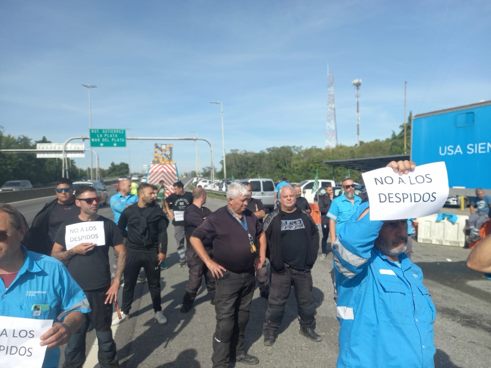 Trabajadores despedidos duranta la manifestación en la base operativa de Hudson.