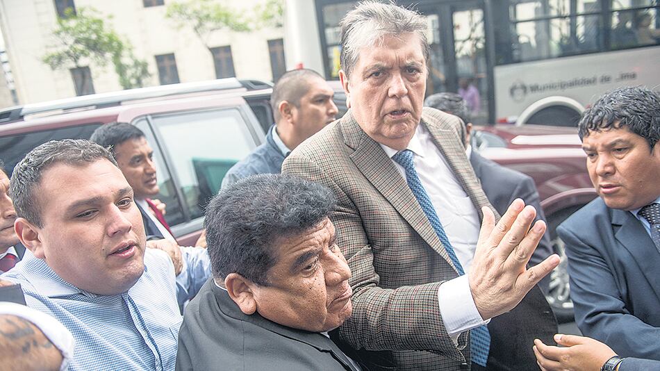 Alan García abandonó la residencia del embajador uruguayo en Lima, Carlos Barros, en la que estuvo 15 días.