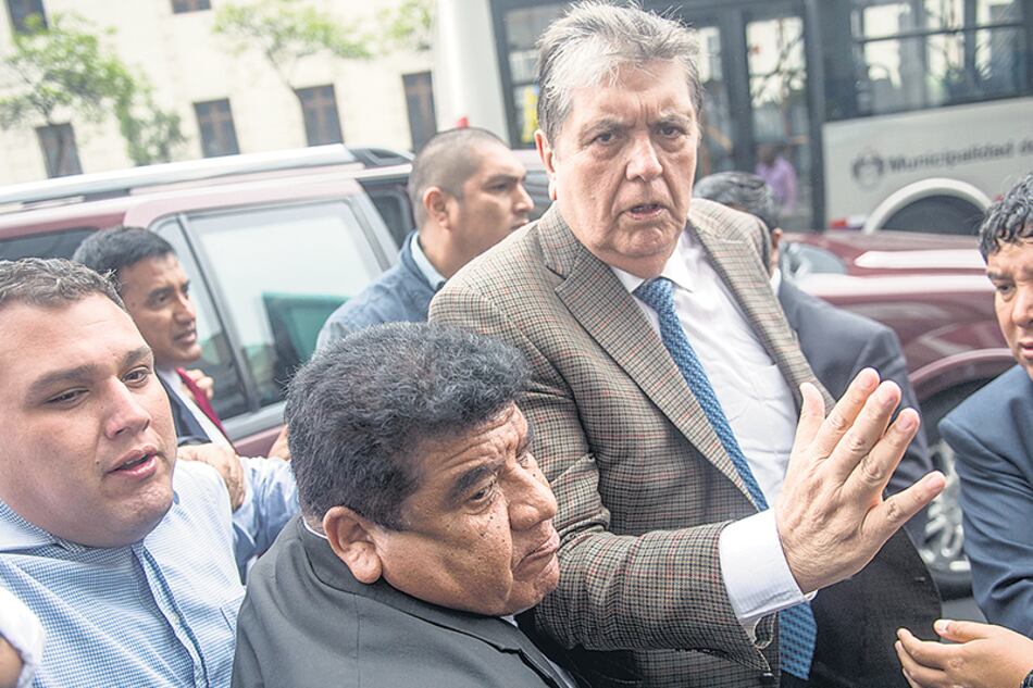 Alan García abandonó la residencia del embajador uruguayo en Lima, Carlos Barros, en la que estuvo 15 días.