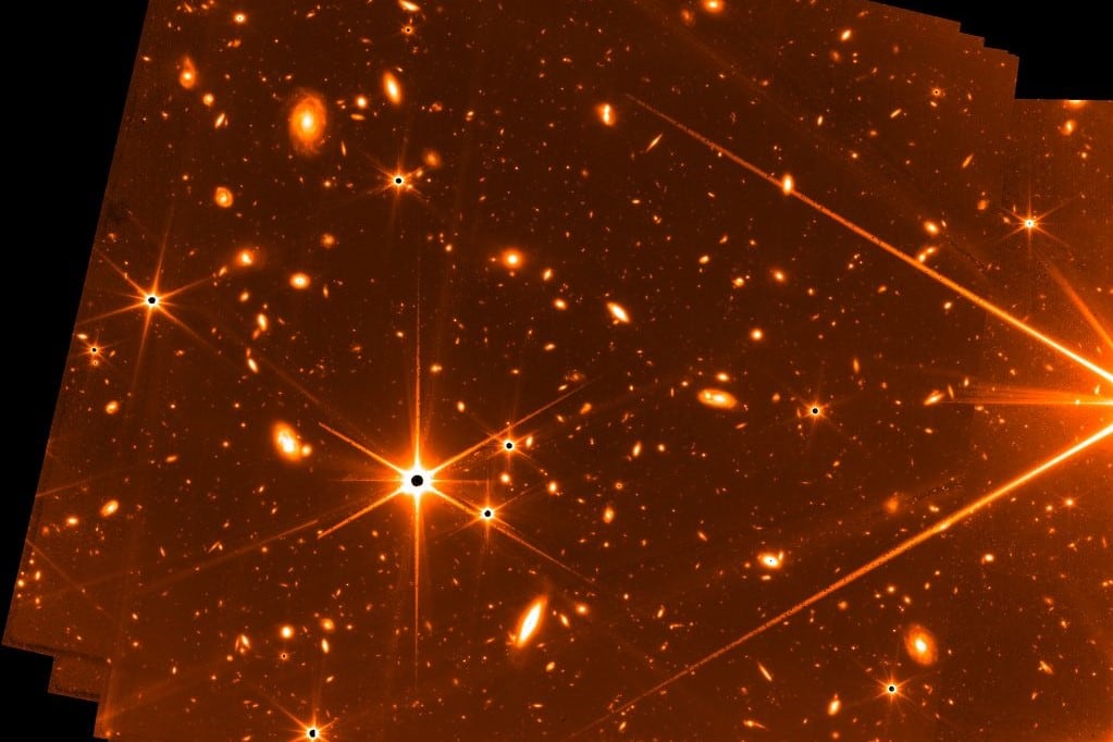 Las "manchas borrosas de esta imagen son exactamente los tipos de galaxias lejanas que Webb estudiará en su primer año de operaciones científicas", explicaron desde la NASA. Foto: NASA.