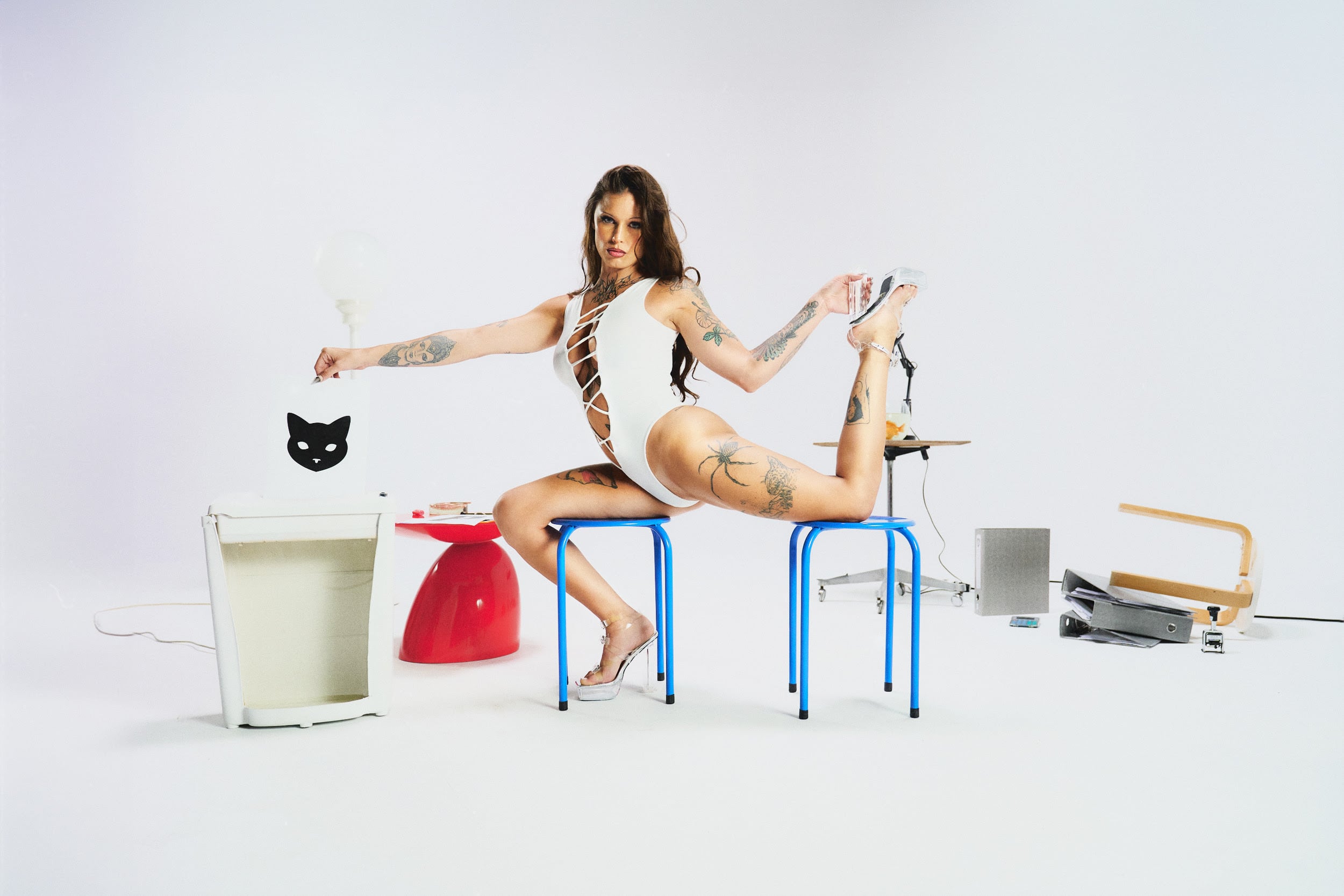 "Pussy in Boots" es un manifiesto sobre su propia liberación sexual, la noche y la presión del escenario