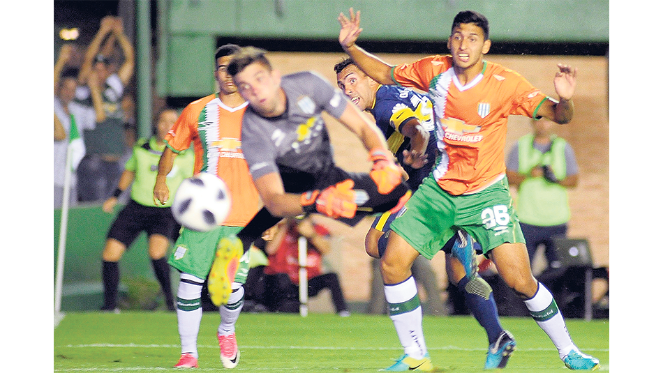 n La pelota viaja al fondo de la red. Tras el centro de Pavón, Tevez anticipó a su marcador y con un cabezazo superó a Altamirano.