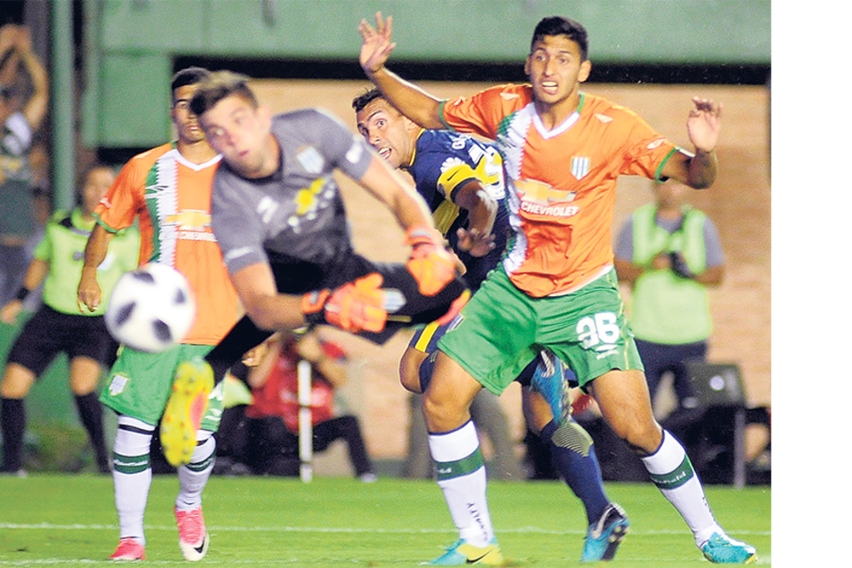 n La pelota viaja al fondo de la red. Tras el centro de Pavón, Tevez anticipó a su marcador y con un cabezazo superó a Altamirano.