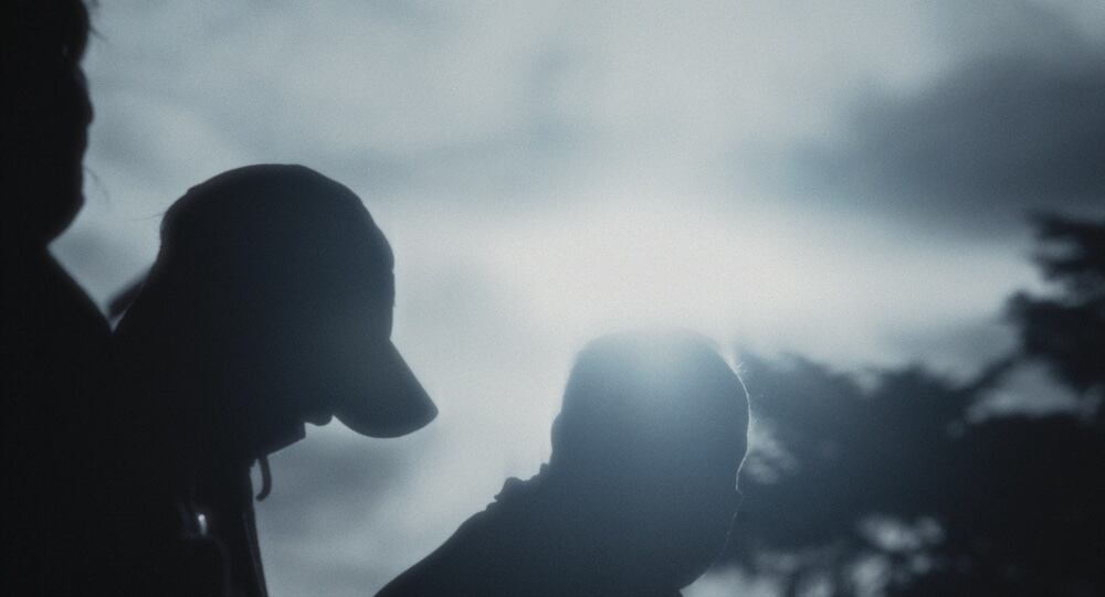 Sombras, siluetas, contraluces, reflejos son algunos de los recursos que usa Fontán.