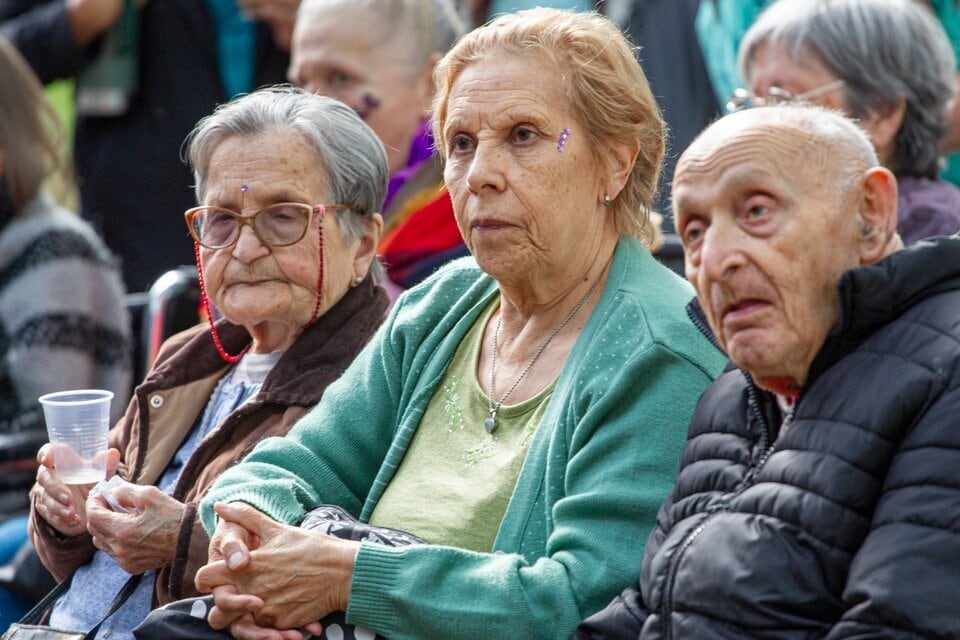 Jubilados cobran con aumento en junio