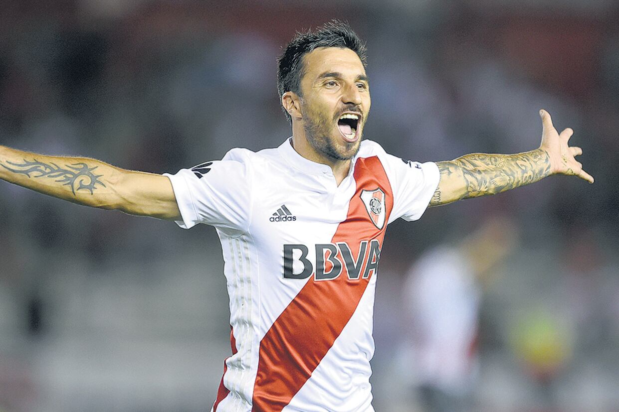 Scocco festeja el 1-0, golazo por arriba de la barrera y al ángulo.