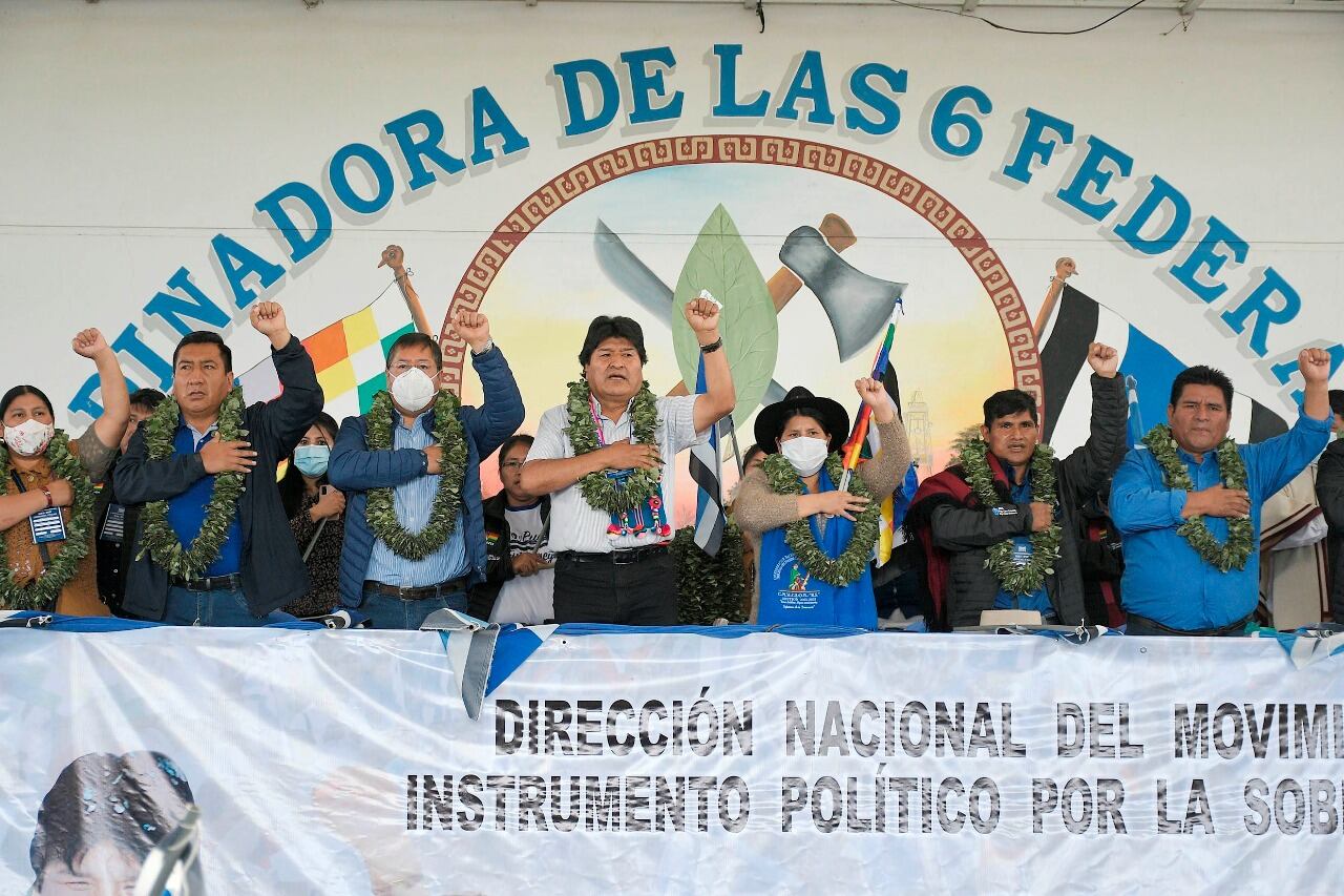 El jefe nacional del MAS Evo Morales (c) y el presidente de Bolivia Luis Arce (3i), presiden el inicio del Congreso.