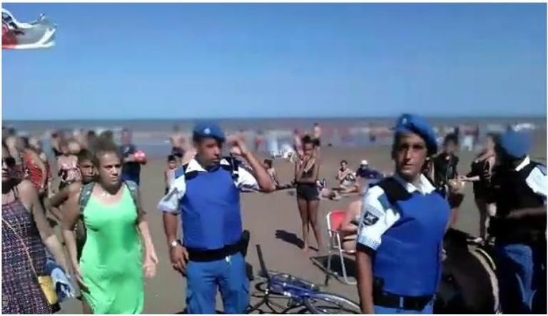 Los agentes requisando bebidas alcohólicas en Santa Teresita.