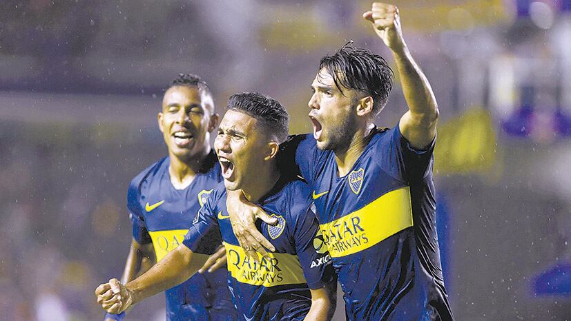 Un grupo feliz. Mas y Villa se abrazan a Reynoso, que marcó de cabeza el primer gol de la noche.