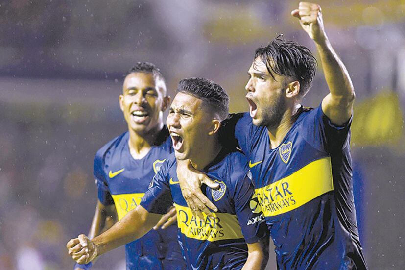 Un grupo feliz. Mas y Villa se abrazan a Reynoso, que marcó de cabeza el primer gol de la noche.