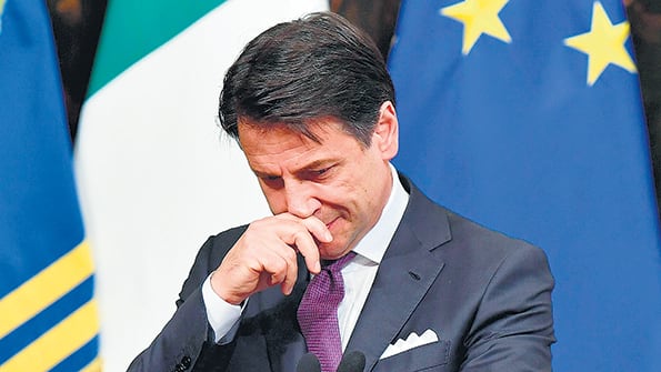 Giuseppe Conte durante la conferencia de prensa en la que amenazó con renunciar.