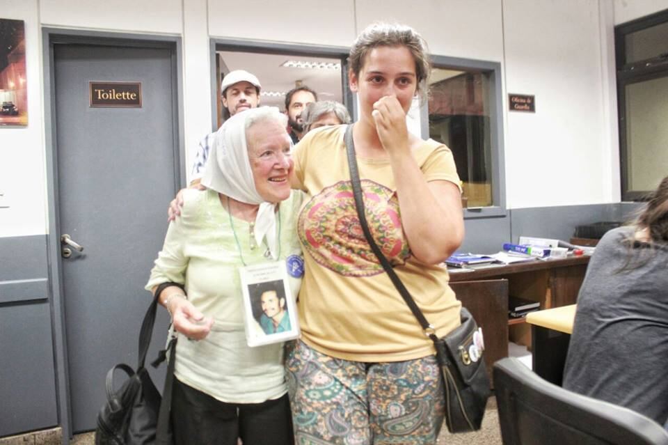La militante Micaela junto a Nora Cortiñas, después de ocho horas de detención.