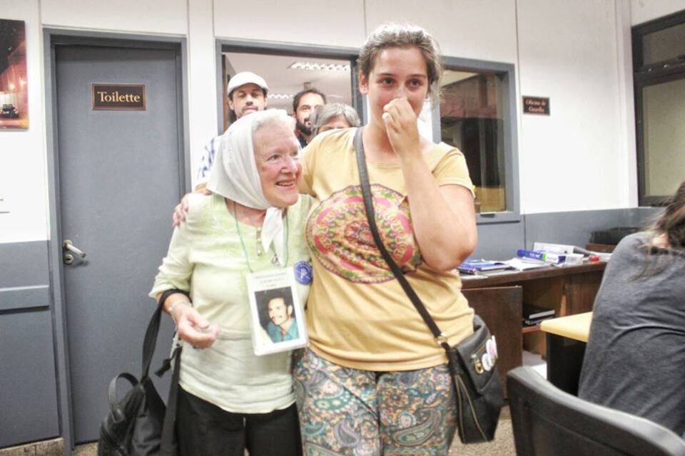 La militante Micaela junto a Nora Cortiñas, después de ocho horas de detención.