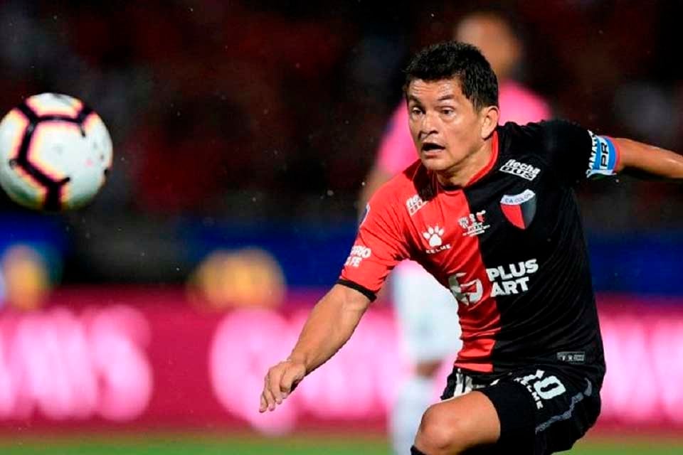 El Pulga Rodríguez, goleador de Colón está en duda.