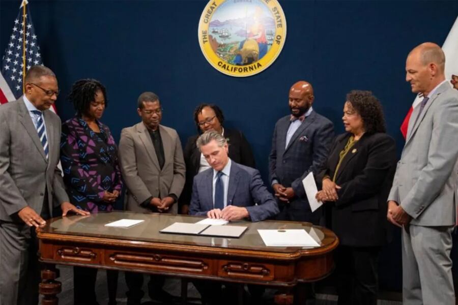 El Gobernador de California junto a miembros del Caucus Negro Legislativo del estado. Imagen: Gobierno de California