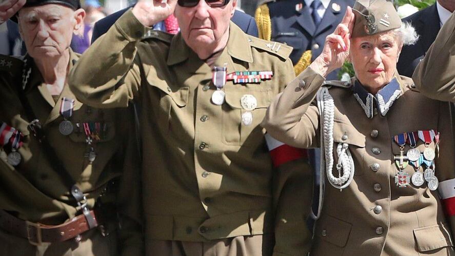 Funcionarios y veteranos de la Segunda Guerra Mundial rinden homenaje a la brigada aliada con el nazismo. 