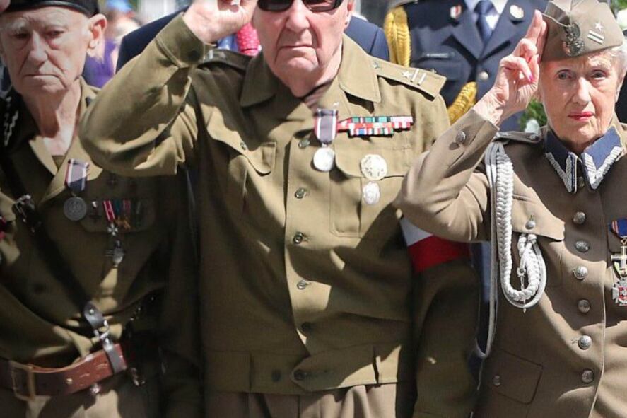 Funcionarios y veteranos de la Segunda Guerra Mundial rinden homenaje a la brigada aliada con el nazismo.