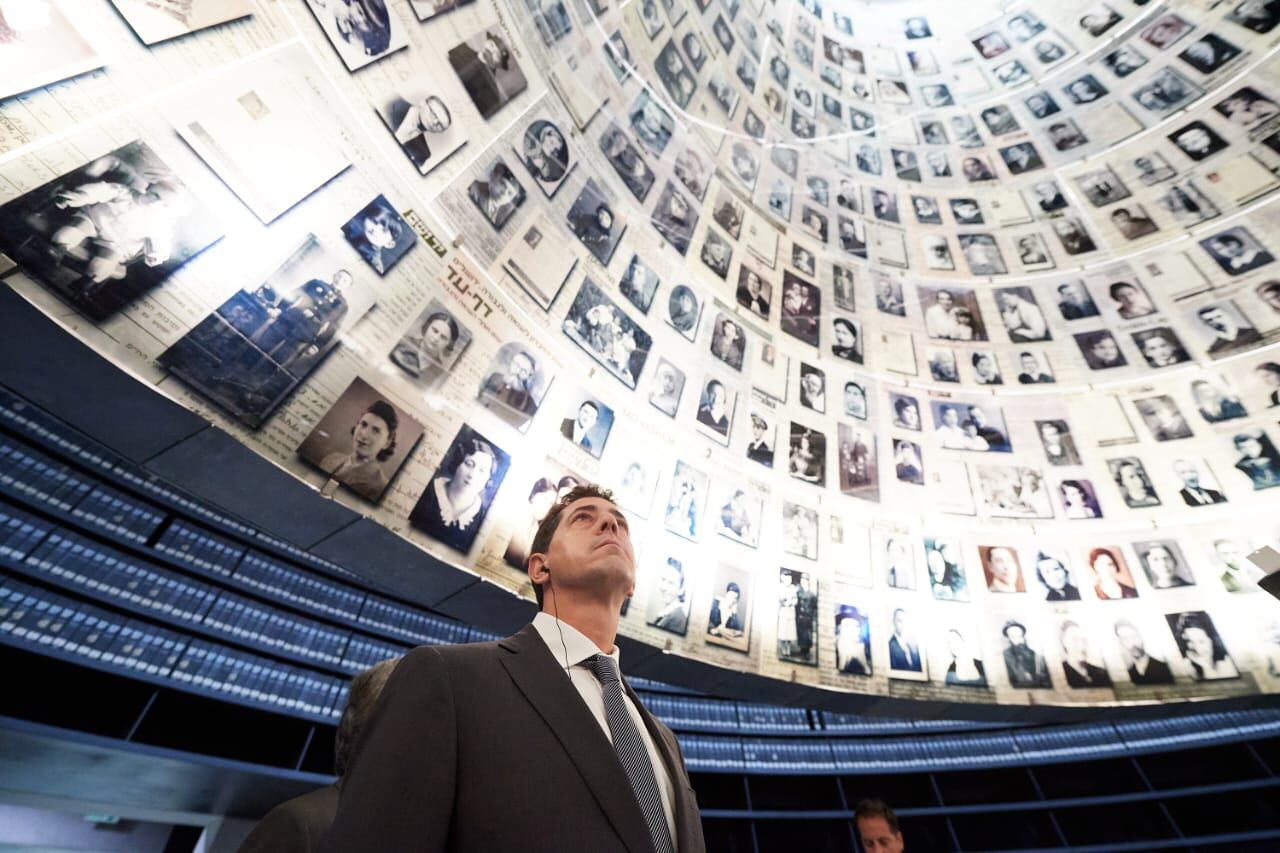 El ministro de Interior, Wado de Padro, en la sala de los Nombres de Yad Vashem.