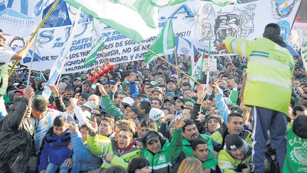 Los manifestantes en la Plaza de Mayo, con una lista de necesidades en crecimiento.