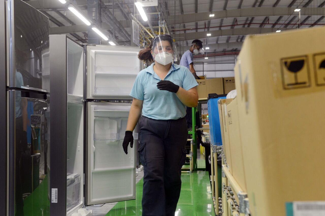 La tasa de participación laboral de las mujeres cayó del 52 al 46 por ciento por la pandemia. 