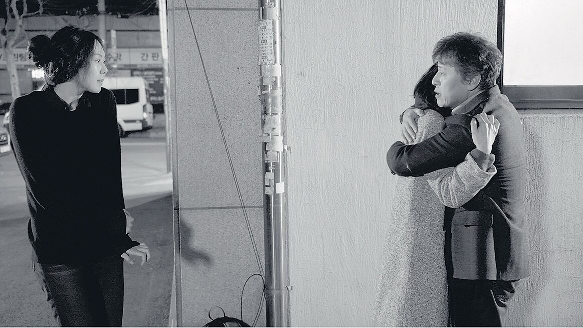 La actriz Kim Min-hee y el actor Kwon Hae-hyo, dos figuras recurrentes en el cine de Hong.