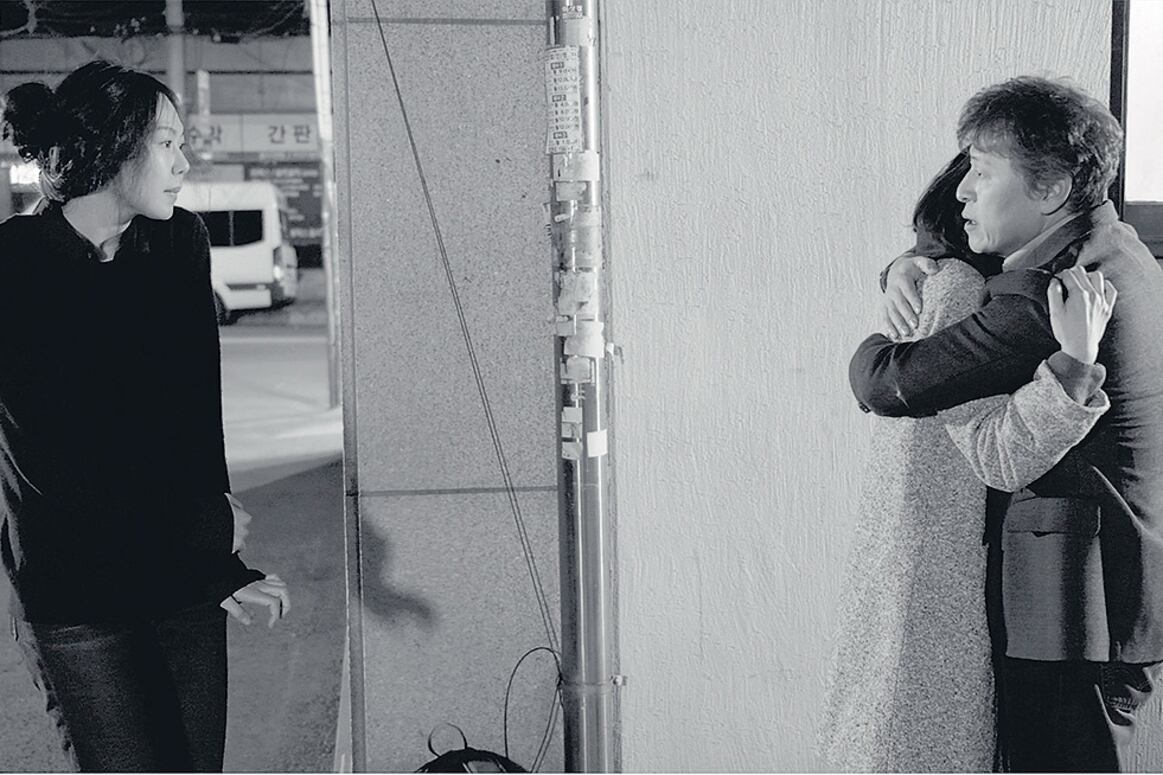 La actriz Kim Min-hee y el actor Kwon Hae-hyo, dos figuras recurrentes en el cine de Hong.