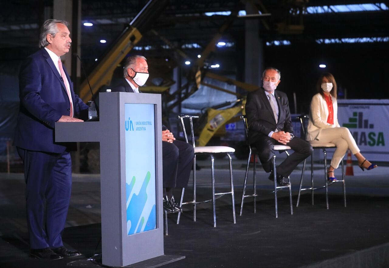 El Presidente Fernández, junto a Funes y Acevedo, en el último día de la industria