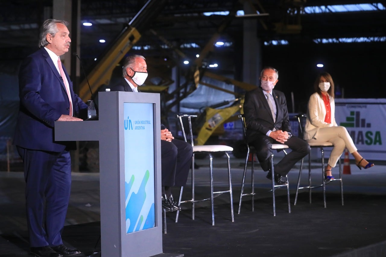 El Presidente Fernández, junto a Funes y Acevedo, en el último día de la industria