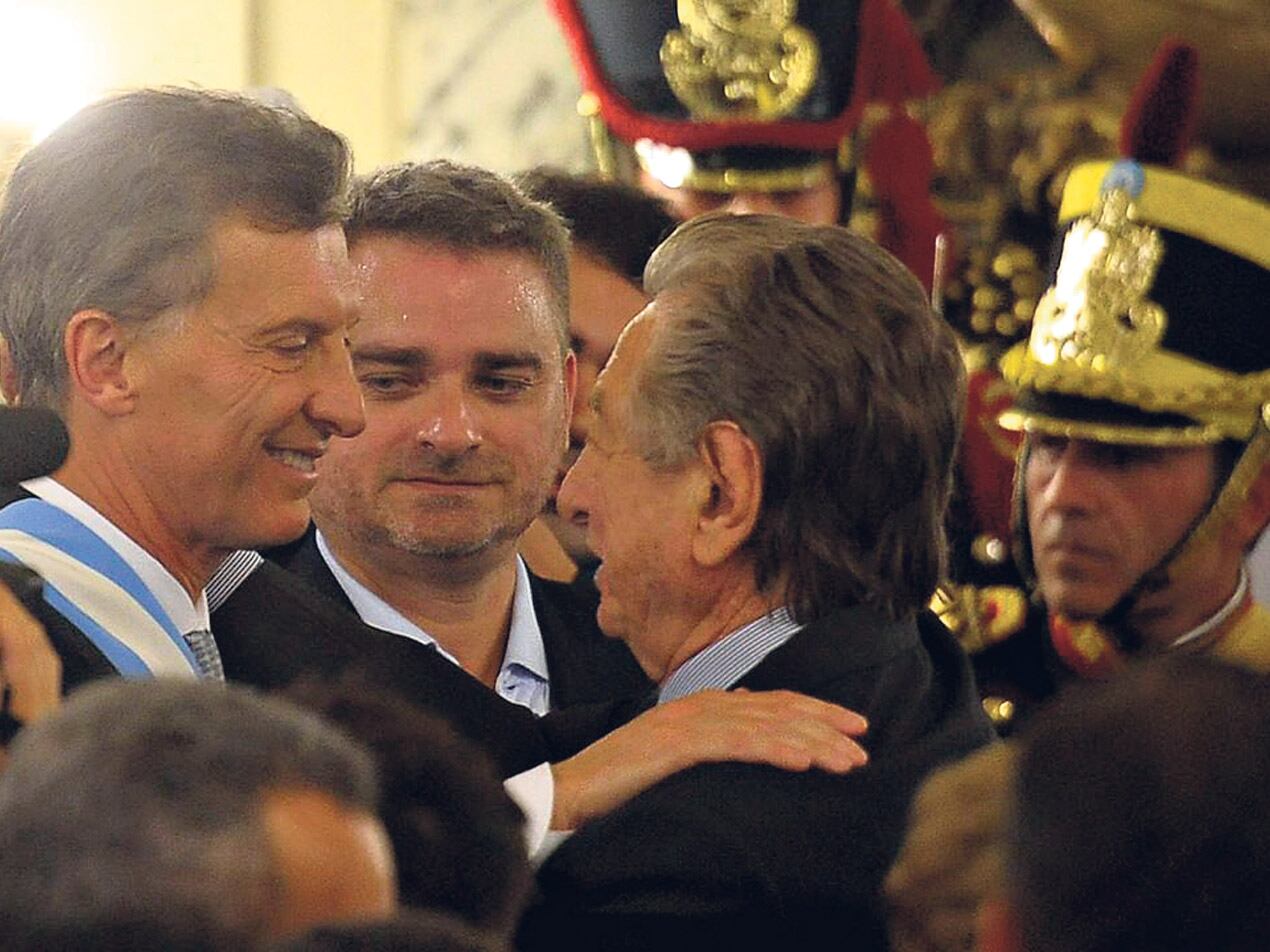 Mauricio Macri y su padre, Franco Macri, el 10 de diciembre, el día de la asunción, en la ceremonia en la Casa Rosada.