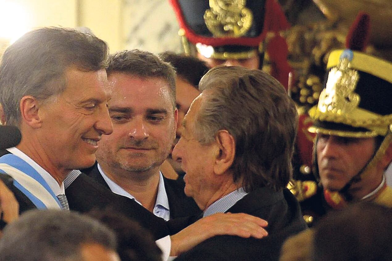 Mauricio Macri y su padre, Franco Macri, el 10 de diciembre, el día de la asunción, en la ceremonia en la Casa Rosada.