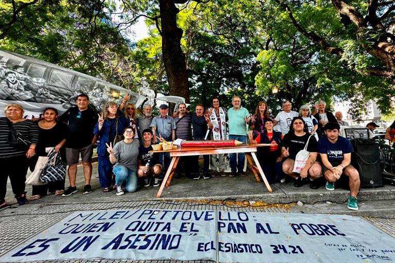 Protesta religiosa frente al ministerio de Capital Humano.