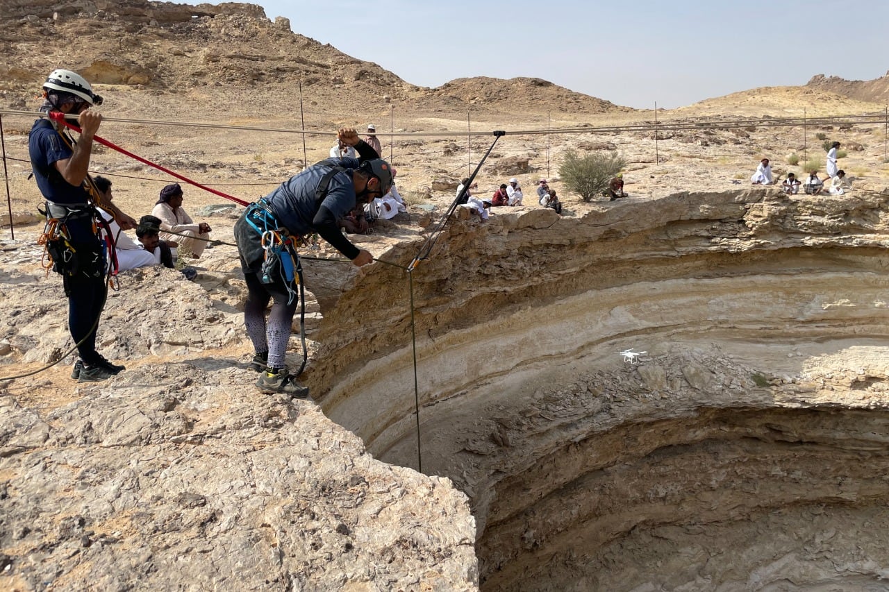 Los expertos bajaron en rápel al interior del pozo.