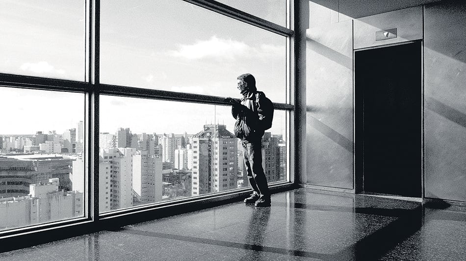 Pedro Barandiaran filma a Segey en blanco y negro, tal vez para acentuar la melancolía rusa.