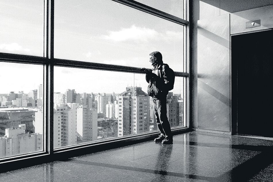 Pedro Barandiaran filma a Segey en blanco y negro, tal vez para acentuar la melancolía rusa.
