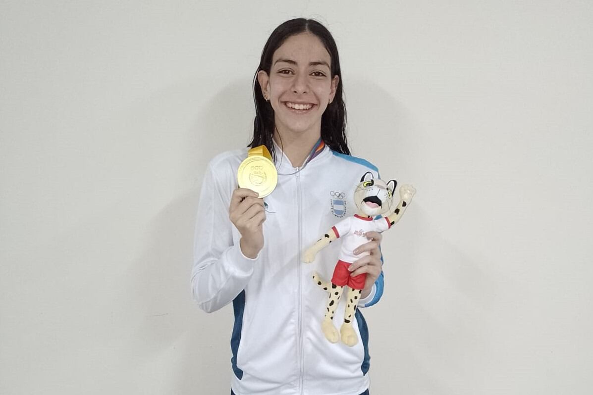 Malena Santillán, con 14 años, le dio tres medallas a la natación argentina.