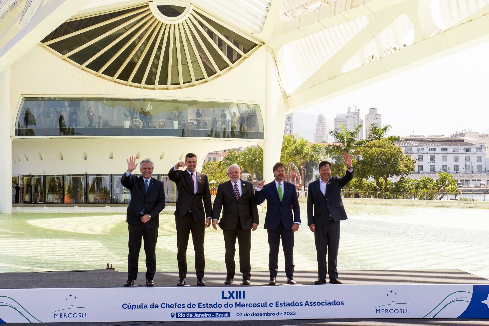 Los presidentes del Mercosur a los pies de una obra de Oscar Niemeyer.