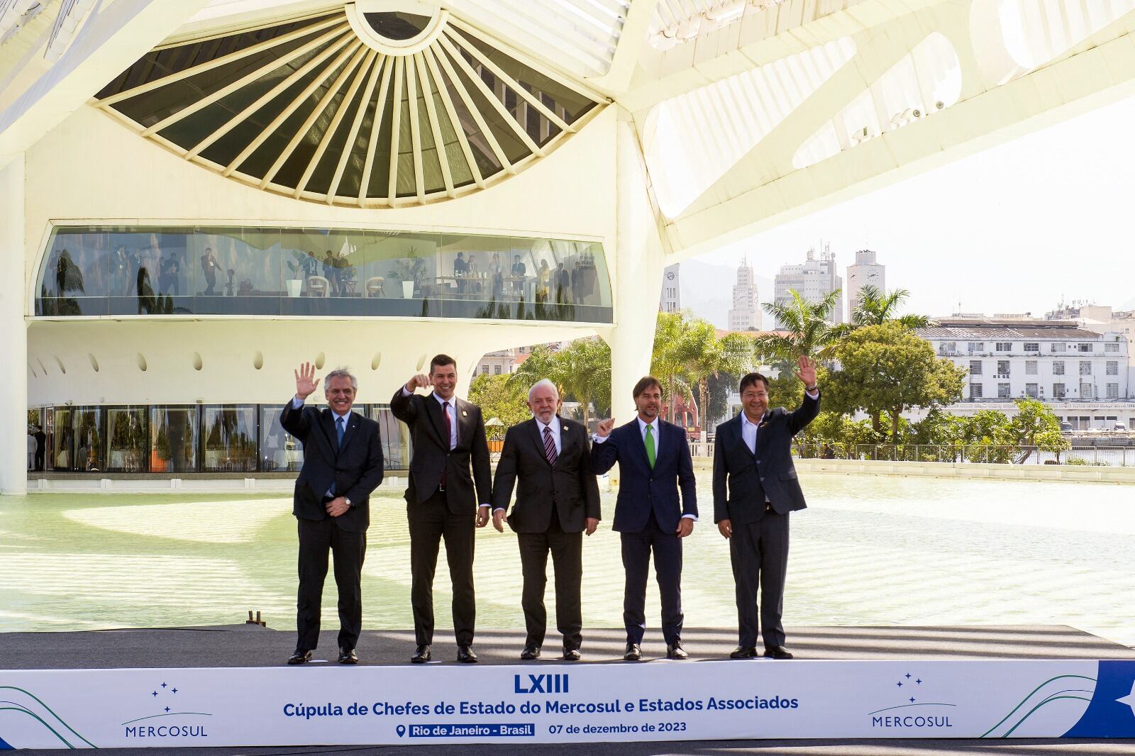 Los presidentes del Mercosur a los pies de una obra de Oscar Niemeyer.