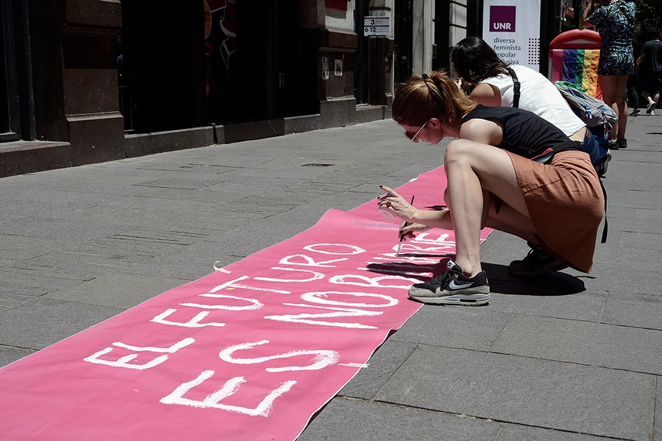 Una larga lengua, viva y en movimiento, en la intervención callejera. 
