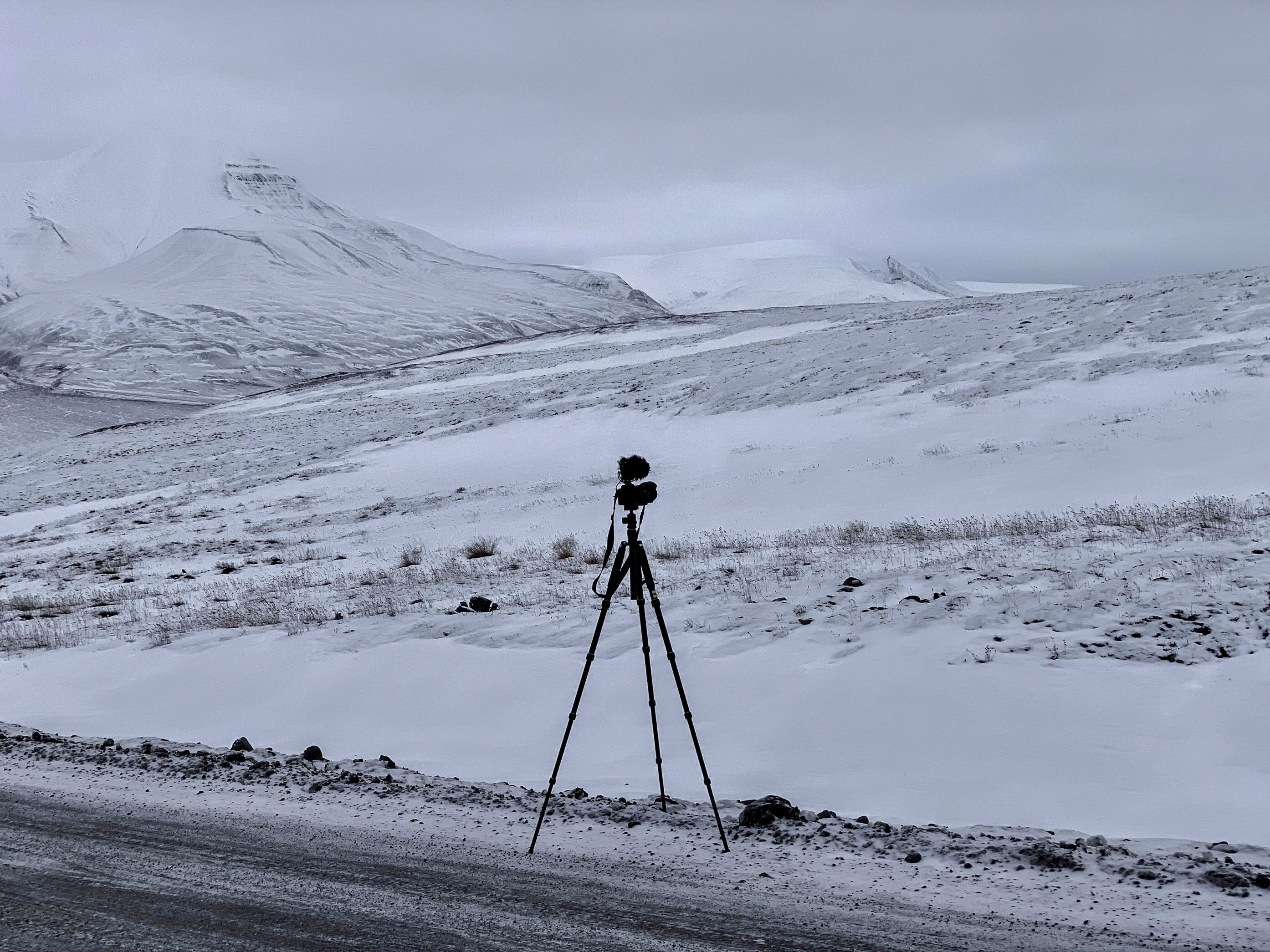 El equipo de Adriana Lestido para filmar Errante, la conquista del hogar, en las Islas Svalbard.