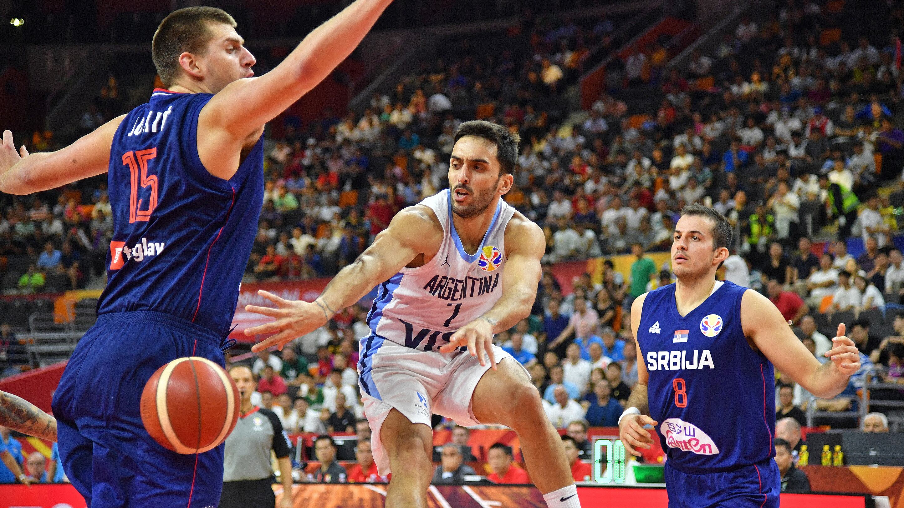 Campazzo tira magia ante Jokic y Bjelica.