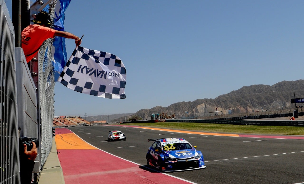 Canapino recibe la bandera a cuadros en San Juan