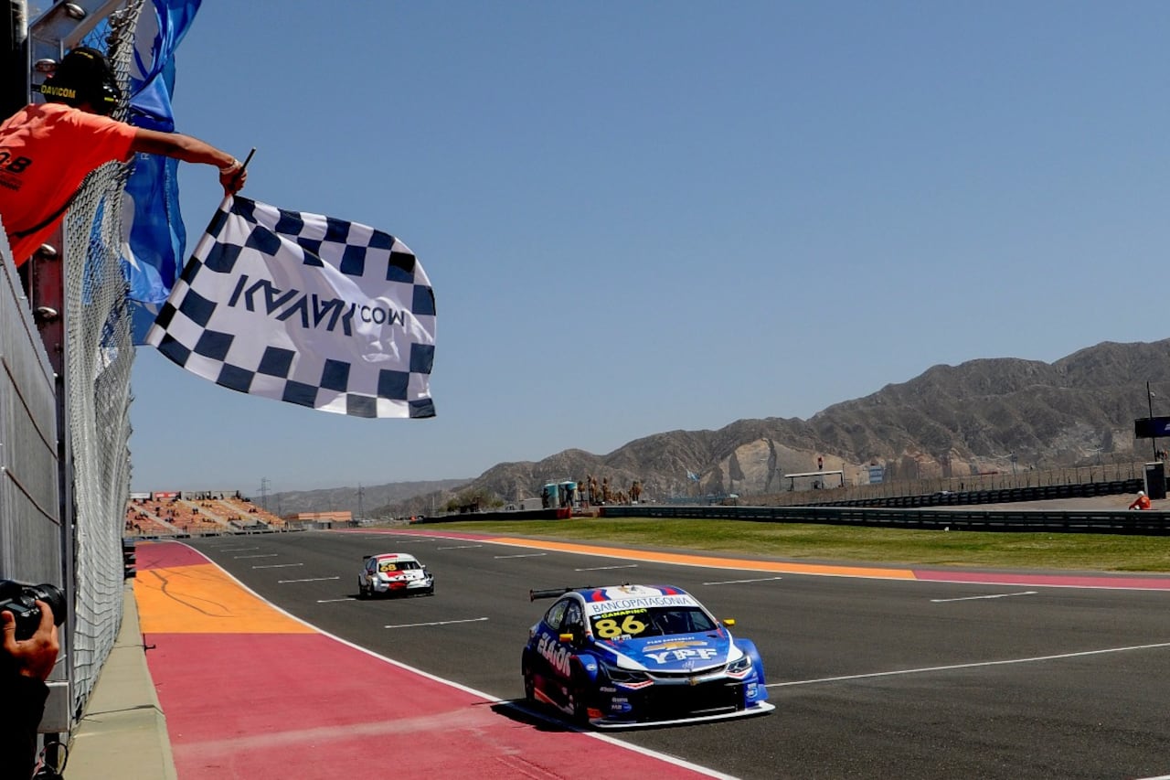 Canapino recibe la bandera a cuadros en San Juan